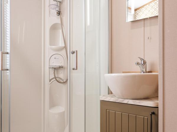 The White Rose Lodge with Hot Tub : photo 7 de la chambre maison 2 chambres