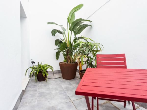 Reina 107 Beach Boutique : photo 2 de la chambre chambre double avec terrasse