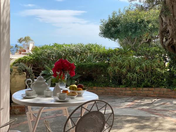 Residence Terra Rossa Taormina : photo 3 de la chambre studio avec patio - vue sur jardin