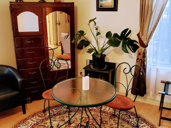 Kokomo INN Bed and Breakfast Ottawa-Gatineau's Only Tropical Riverfront B&B on the National Capital Cycling Pathway Route Verte #1 - for Adults Only - Chambre d'hôtes tropical aux berges des Outaouais BnB #17542O : photo 7 de la chambre suite présidentielle