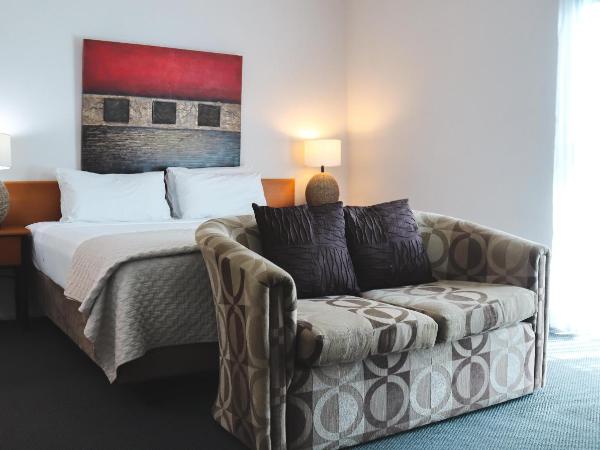 Heritage Cairns Hotel : photo 4 de la chambre chambre lit king-size avec spa