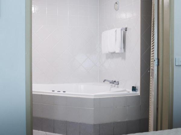 Heritage Cairns Hotel : photo 6 de la chambre chambre lit king-size avec spa