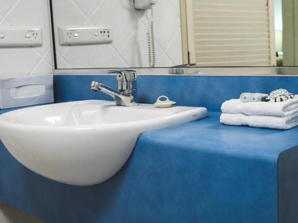 Heritage Cairns Hotel : photo 7 de la chambre chambre lit king-size avec spa