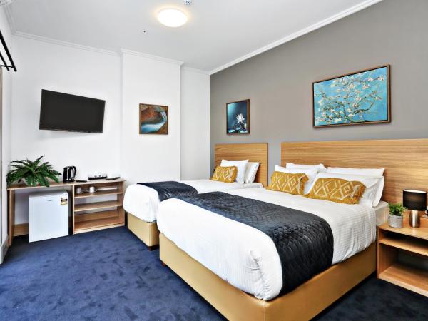 Meridian Hotel Hurstville : photo 4 de la chambre chambre triple avec balcon
