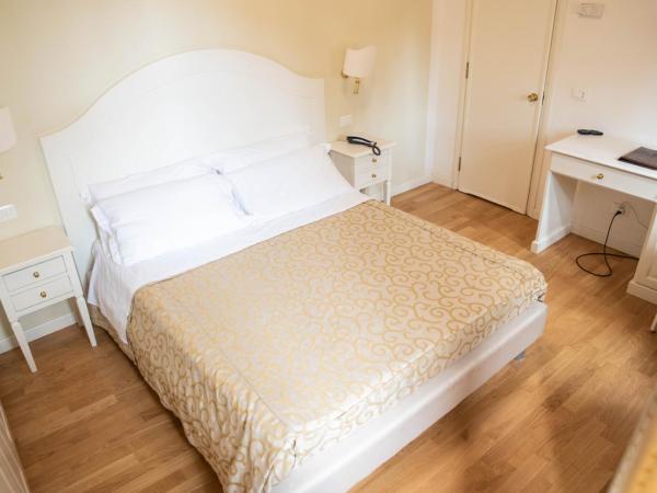 Grand Hotel Duomo : photo 1 de la chambre chambre lit queen-size avec salle de bains commune