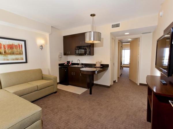 Ramada Plaza by Wyndham Orlando Resort & Suites Intl Drive : photo 2 de la chambre luxury two bedroom suite (no resort fee)