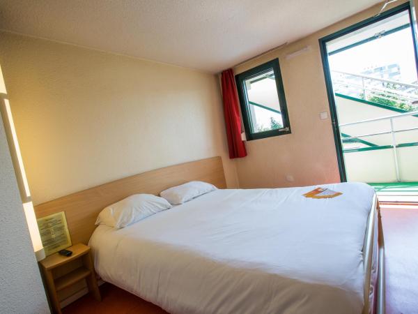 Première Classe Clermont Ferrand Nord : photo 1 de la chambre chambre triple (1 lit double et 1 lit simple)