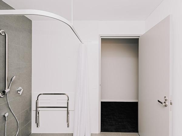 Toms Court Hotel : photo 2 de la chambre chambre lit queen-size - accessible aux personnes à mobilité réduite