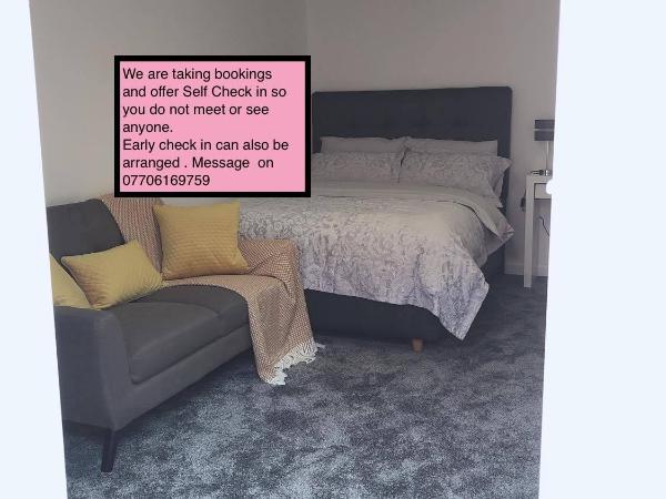 Flat 2 - Entire Modern Two Bedrooms home with en-suite & free parking close to QMC, City centre and Notts uni - Self check in : photo 1 de la chambre maison de vacances