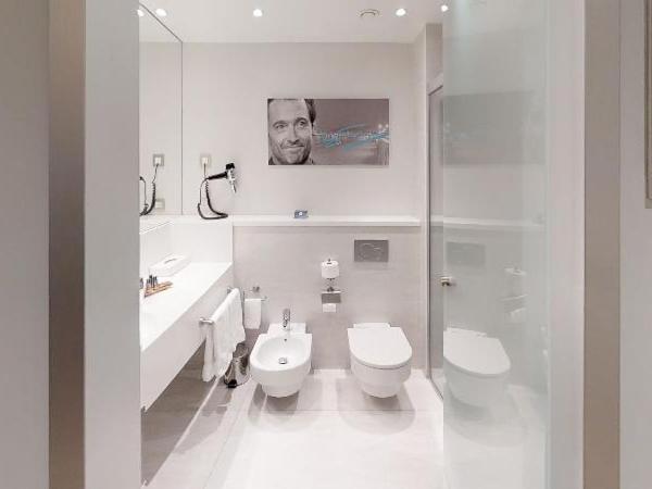 Hotel Zinema7 : photo 10 de la chambre hébergement avec petite terrasse