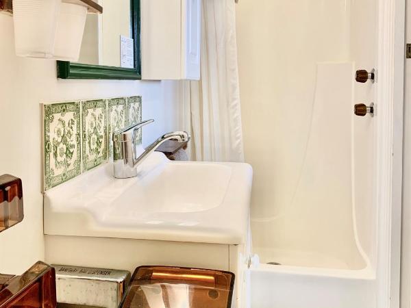 Orana House : photo 2 de la chambre chambre queen-size - vue sur jardin et rivière