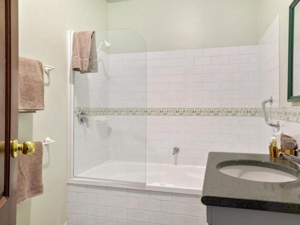 Orana House : photo 2 de la chambre chambre lit queen-size - vue sur jardin