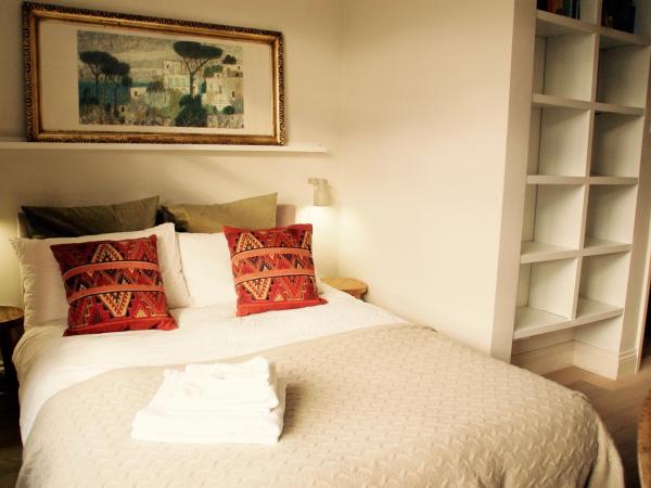 Brookview Guest House : photo 6 de la chambre chambre lit queen-size - vue sur jardin