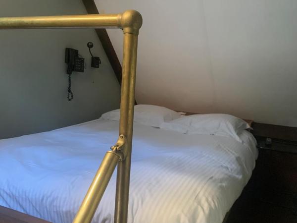 Hotel Salvators : photo 2 de la chambre confort triple confort avec climatisation