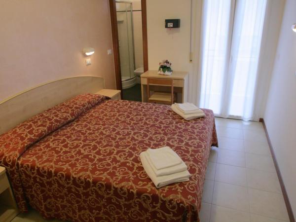 Hotel Belmar : photo 5 de la chambre chambre double avec lit d'appoint