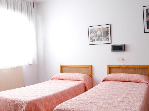 Hostal Charo II : photo 10 de la chambre chambre lits jumeaux