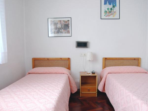 Hostal Charo II : photo 9 de la chambre chambre lits jumeaux