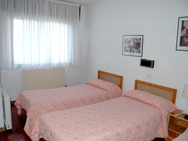Hostal Charo II : photo 8 de la chambre chambre lits jumeaux