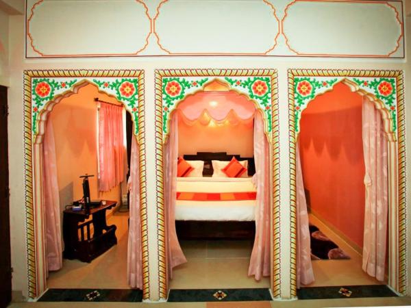 Hotel Moon Light Palace : photo 1 de la chambre chambre lit king-size avec balcon