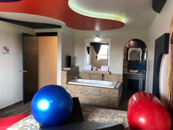 Hotel & Villas 7 : photo 1 de la chambre chambre lit queen-size avec baignoire spa