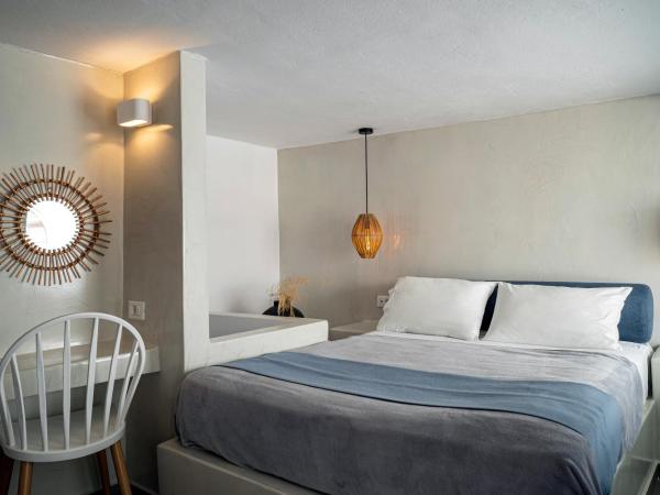 Galatia Villas : photo 8 de la chambre chambre double supérieure en duplex avec jacuzzi extérieur