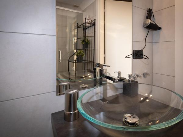 CconfortHotels R&B Cavour - SELF CHECK IN - No Elevator from 20-10-24 until 7-01-2025 : photo 6 de la chambre chambre avec balcon