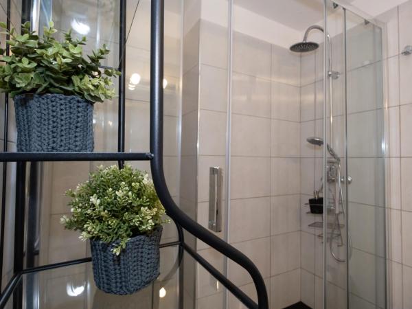 CconfortHotels R&B Cavour - SELF CHECK IN - No Elevator from 20-10-24 until 7-01-2025 : photo 7 de la chambre chambre avec balcon