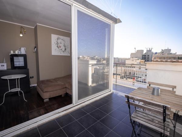 CconfortHotels R&B Cavour - SELF CHECK IN - No Elevator from 20-10-24 until 7-01-2025 : photo 7 de la chambre chambre double avec terrasse