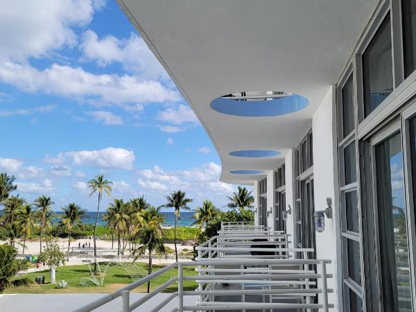 Strand Ocean Drive Suites : photo 1 de la chambre suite 2 lits queen-size avec balcon - vue partielle sur océan - c404