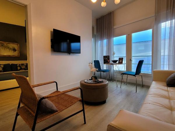 Strand Ocean Drive Suites : photo 2 de la chambre suite 1 chambre lit king-size avec balcon - vue partielle - c202