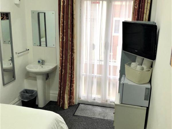 Backpackers Blackpool - Family Friendly Hotel : photo 1 de la chambre chambre double standard avec salle de bains commune