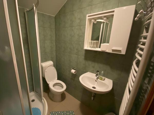 Guest House Lucija : photo 4 de la chambre chambre lits jumeaux avec salle de bains privative