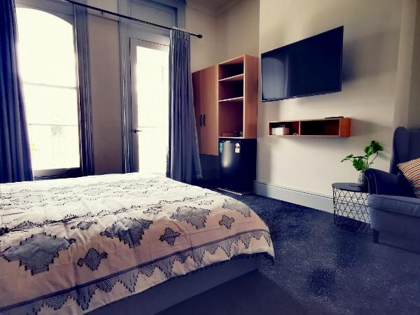 Refresh109 on Cameron : photo 2 de la chambre chambre lit king-size avec balcon