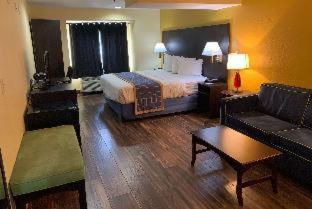Days Inn & Suites by Wyndham Tampa/Raymond James Stadium : photo 1 de la chambre room #50756314