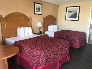 Days Inn by Wyndham Orlando Downtown : photo 3 de la chambre chambre lit king-size avec douche accessible en fauteuil roulant - adaptée aux personnes malentendantes/à mobilité réduite - non-fumeurs