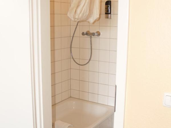 Happy Go Lucky Hotel + Hostel : photo 2 de la chambre chambre familiale avec salle de bains