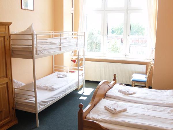 Happy Go Lucky Hotel + Hostel : photo 5 de la chambre chambre familiale avec salle de bains