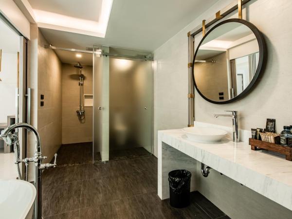 Blackwoods Hotel Pattaya - SHA Extra Plus : photo 4 de la chambre chambre lit queen-size - vue sur jardin