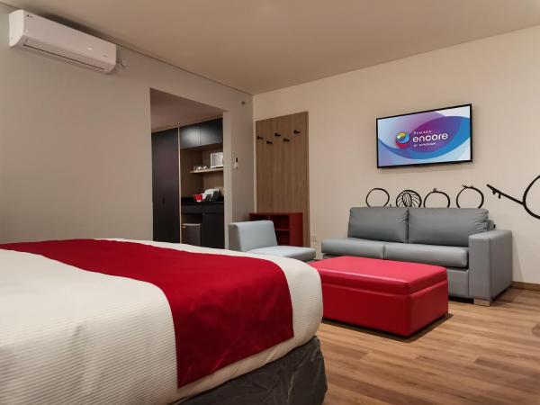 Ramada Encore by Wyndham Monterrey Apodaca Zona Aeropuerto : photo 1 de la chambre suite junior lit king-size - non-fumeurs