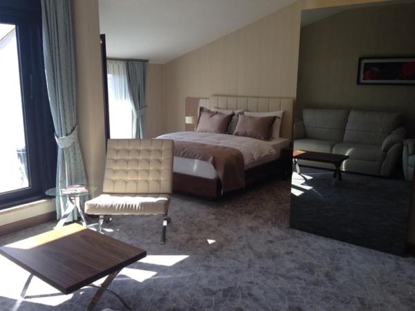 Inera Hotel Pendik : photo 2 de la chambre suite lit king-size avec balcon