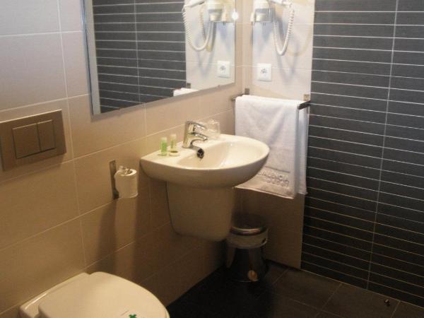 Dormavalencia Hostel : photo 4 de la chambre chambre double basique avec salle de bains extérieure privée