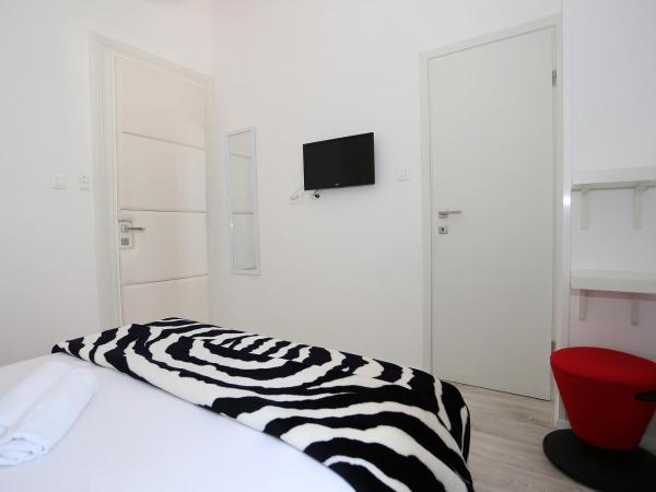 The Hostel : photo 4 de la chambre chambre double confort avec salle de bains privative