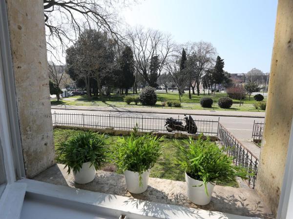 The Hostel : photo 6 de la chambre chambre double avec salle de bains privative - vue sur jardin