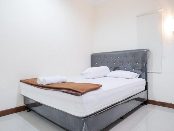 wisma delapan Mitra RedDoorz : photo 2 de la chambre chambre double standard