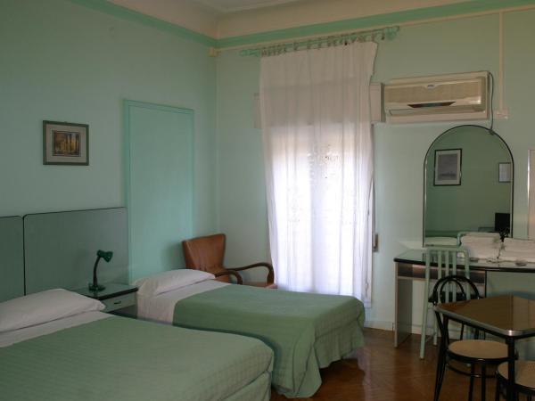 Hotel Panorama Bologna Centro : photo 8 de la chambre chambre quadruple avec salle de bains commune