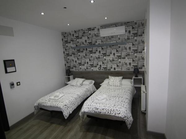 Hostal MH Fuencarral : photo 3 de la chambre chambre lits jumeaux