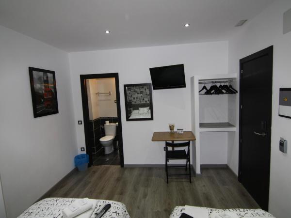 Hostal MH Fuencarral : photo 7 de la chambre chambre lits jumeaux