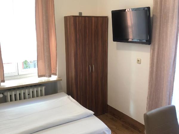 Hotel Pension Schmellergarten : photo 2 de la chambre chambre simple avec toilettes et douche communes