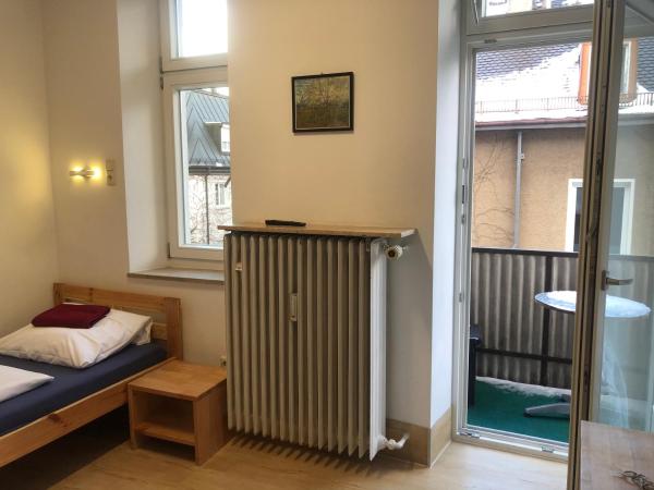 Hotel Pension Schmellergarten : photo 2 de la chambre chambre lits jumeaux avec toilettes communes