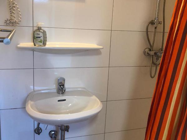 Hotel Pension Schmellergarten : photo 8 de la chambre chambre lits jumeaux avec toilettes communes